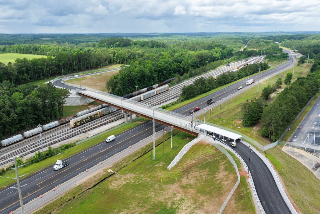 Mercedes-Benz Celebrates Completion of Marshalling Yard Access Bridge and Road, Advancing U.S. Logistics and Manufacturing Operations