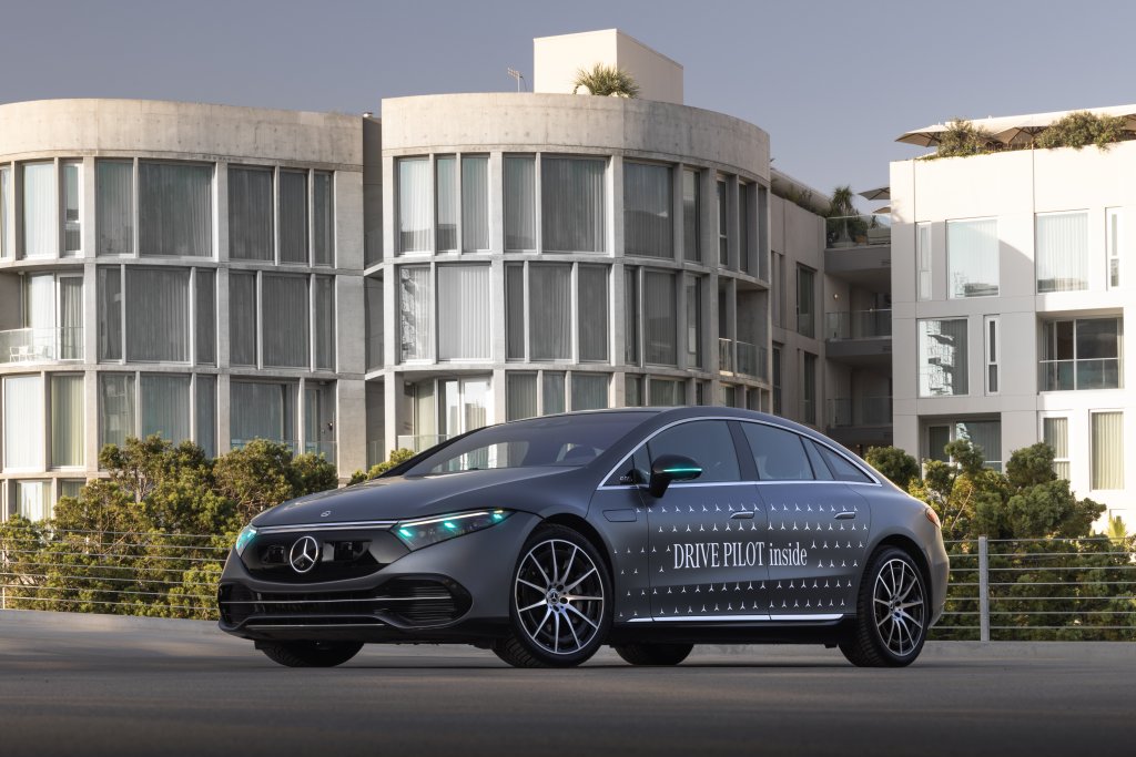 Mercedes-Benz receives approvals for turquoise-colored automated driving marker lights in California and Nevada