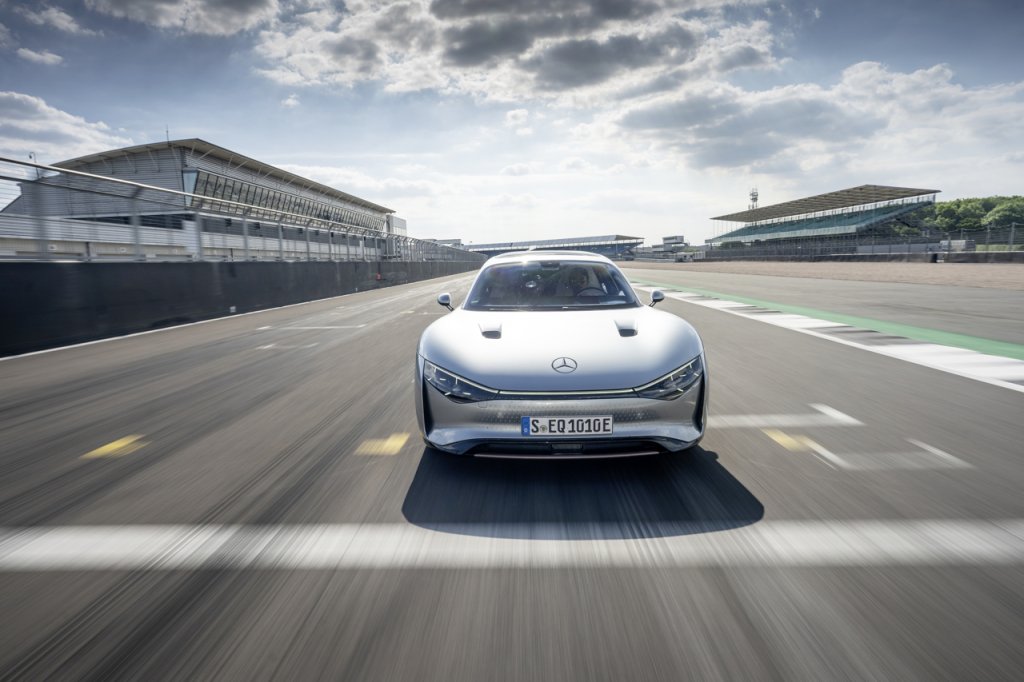 VISION EQXX breaks own efficiency record on 1,202 km summer road trip from Stuttgart (Germany) to Silverstone (UK) on a single battery charge