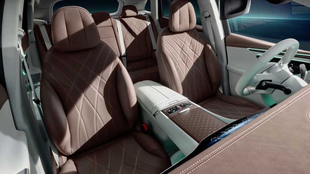 First glimpse of the interior of the new EQE SUV