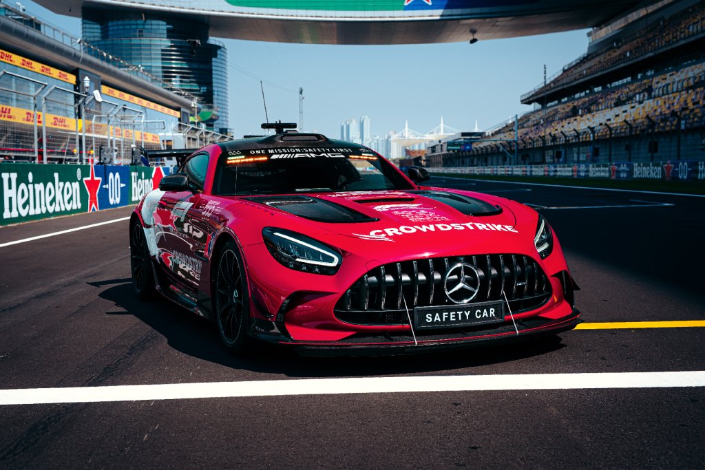 Mercedes-AMG celebrates 500th deployment of safety car bearing the star emblem at the F1 race in Austin