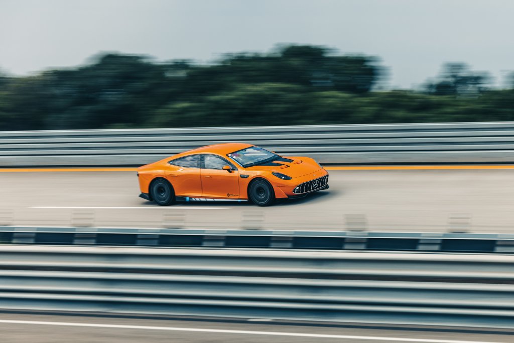 CONCEPT AMG GT XX redefines performance: Technology pioneer shatters records and drives "around the world in eight days"