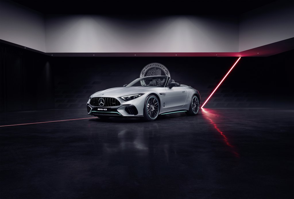 In the original racing car look: "Motorsport Collectors Edition" for Mercedes AMG SL 63