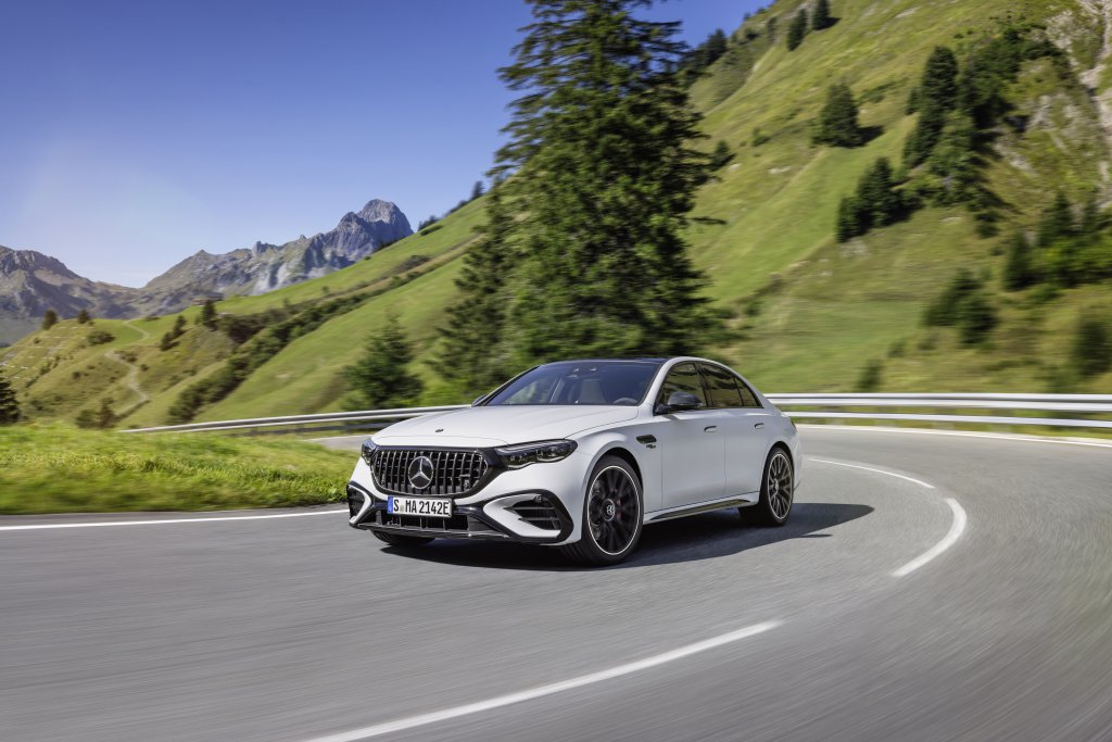 Performance and efficiency in a new combination: the Mercedes-AMG E 53 HYBRID